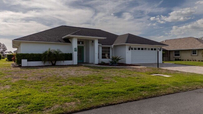 Foto del edificio - "Spacious 3-Bedroom Pool Home with 2 Baths & 2,075 Sq. Ft. of Comfort in Venice, FL!"