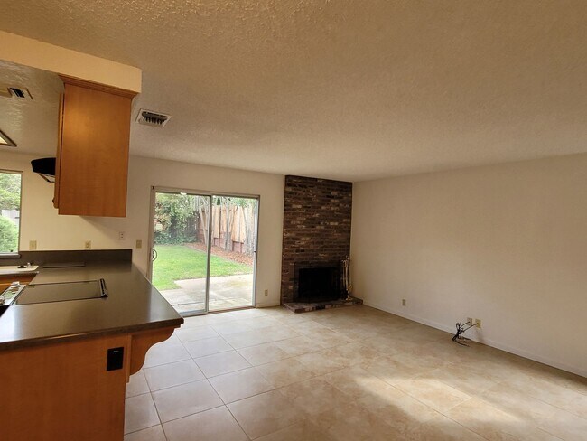 Building Photo - Roseville 2 bedroom with 2 car garage & la...