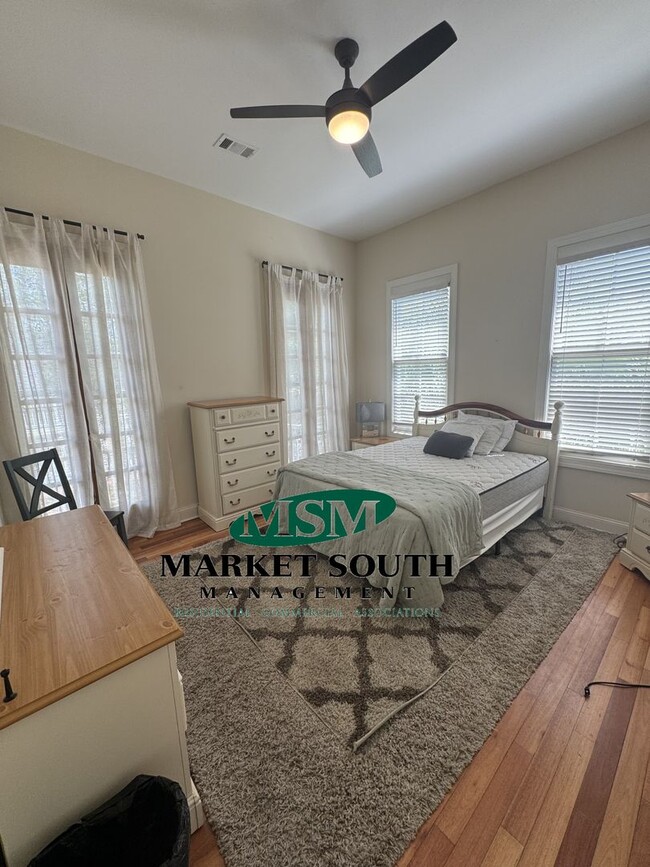 Building Photo - FURNISHED RENTAL ON HENRY