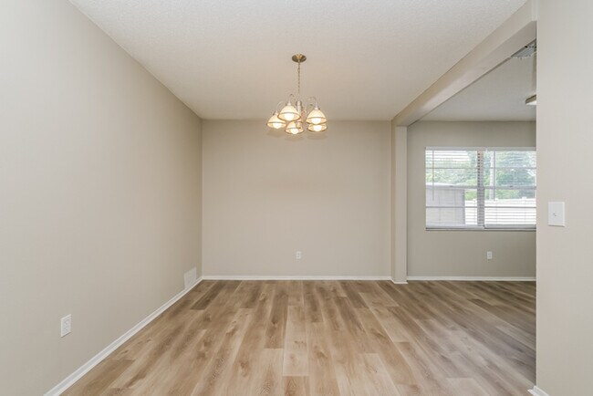 Foto del edificio - 8431 Duval Dr