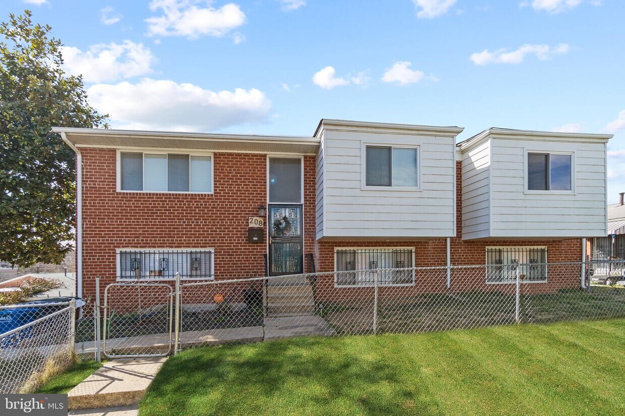 Foto principal - 208 45th St NE