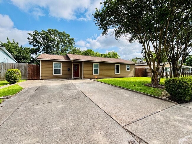Building Photo - 2413 Kingsdale Dr