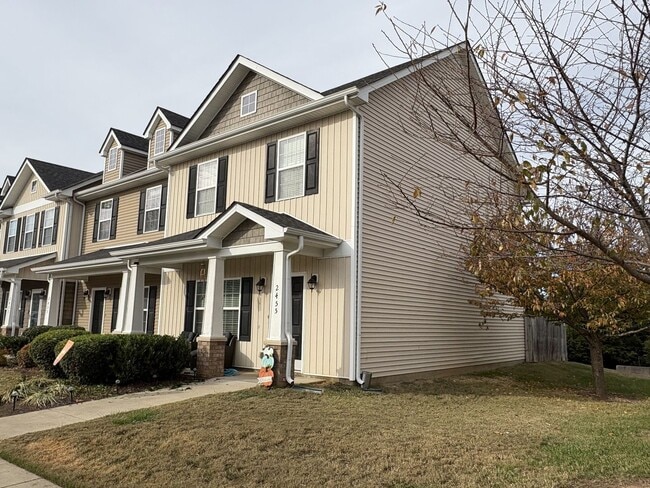Building Photo - Upscale Townhome Near I-24