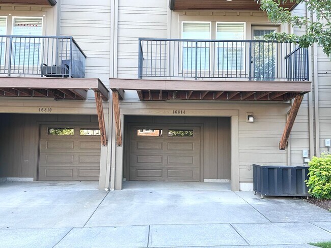 Foto del edificio - LUXURY MODERN TOWNHOUSE! 3 Bed 2.5 Bath w/...