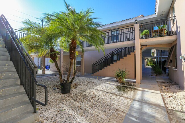 Foto del edificio - ***MULTIPLE UNITS ARE AVAILIBLE***MOORINGS***2 BED / 2 BATH CONDO***BIKE TO THE BEACH***PRIVATE P...