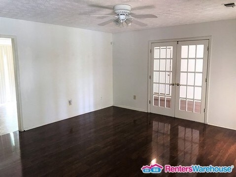 Building Photo - Spacious 3 Bedroom Brick ranch in Lithonia!
