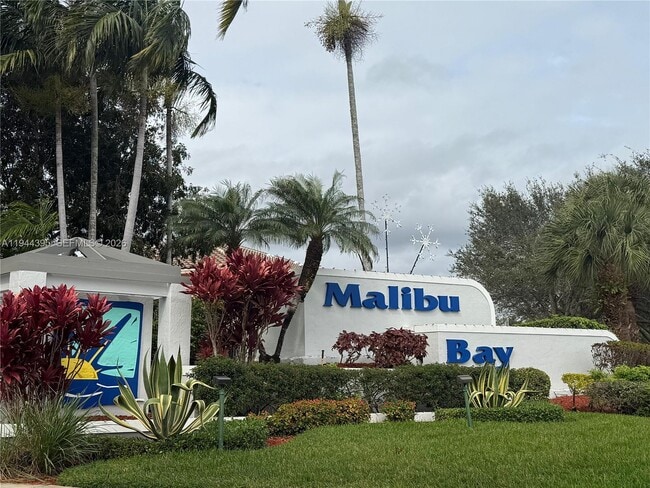 Building Photo - 823 NW 208th Terrace