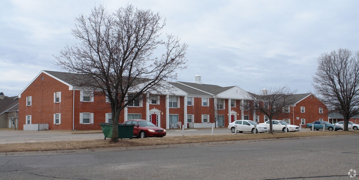 Primary Photo - Country Club Apartments