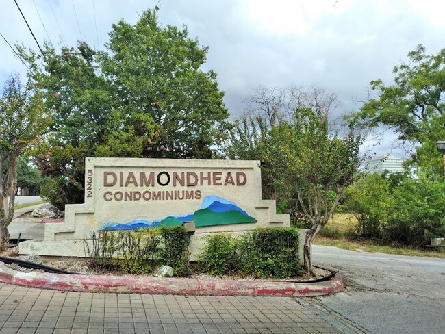 Building Photo - Available Now! GORGEOUS 1 Bedroom 1 Bath CONDO NEAR MEDICAL CENTER!