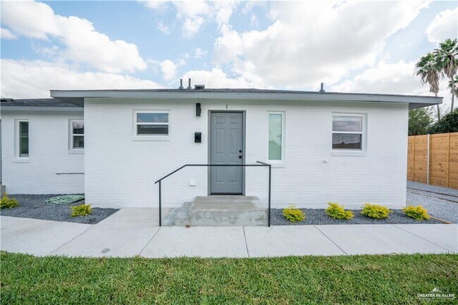 Foto del edificio - 16 Redwood Ave