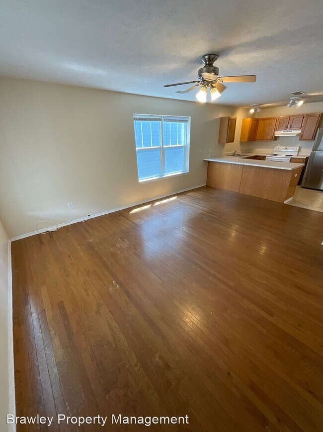 Building Photo - 4 br, 2 bath House - 320 E. 10th St