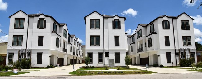 Building Photo - 915 W 17th St