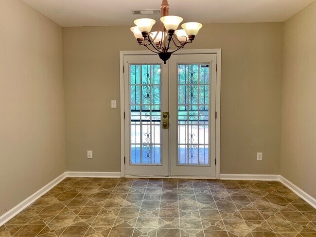 Foto del edificio - JUST REDUCED...UNDER $1,300!!-3 Bed/2 Bath Duplex With Attached Garage in Lovely College Park!