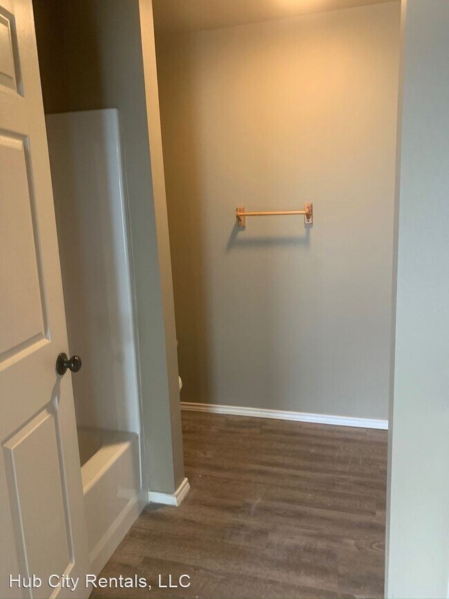 Building Photo - 3 br, 1 bath Apartment - 2807 East 2nd Street