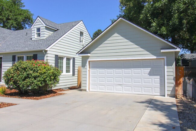 Building Photo - Remodeled 5 Bedroom