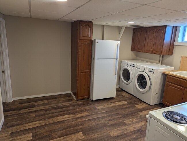 Cocina, lavandería privada. - 906 Bethel St
