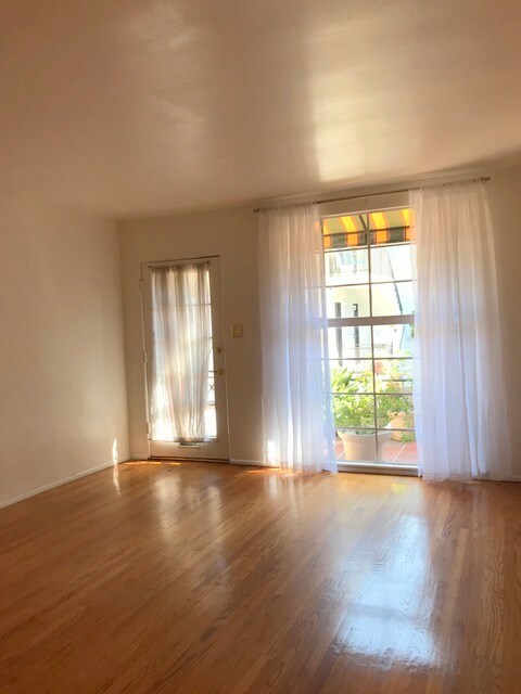 Living Room Entry - 1933 Palmerston Pl