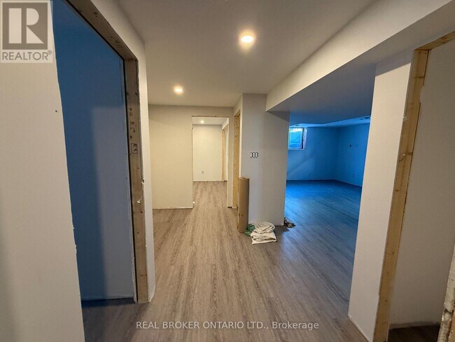 Building Photo - 33 Braeburn St