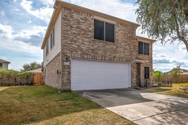 Foto del edificio - 9226 MacMillan Ln