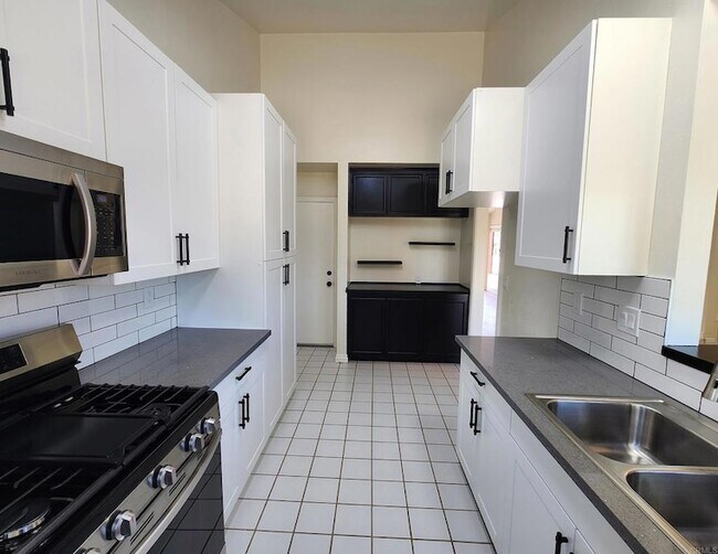 Building Photo - 80 N Lucas Ct