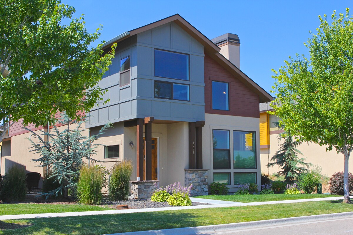 Primary Photo - 1229 E Lone Creek Dr