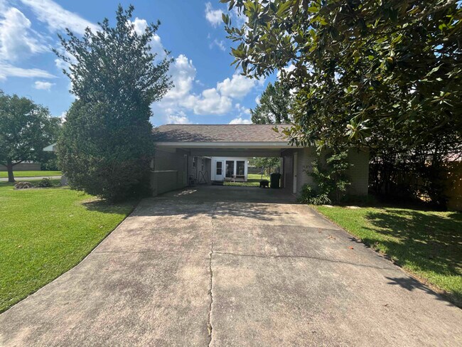 Building Photo - 1406 University Dr