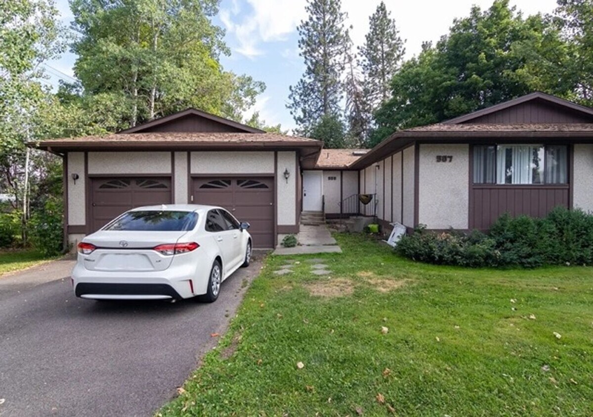 Foto principal - 4 Bed, 2 Bath Duplex Next to EWU!