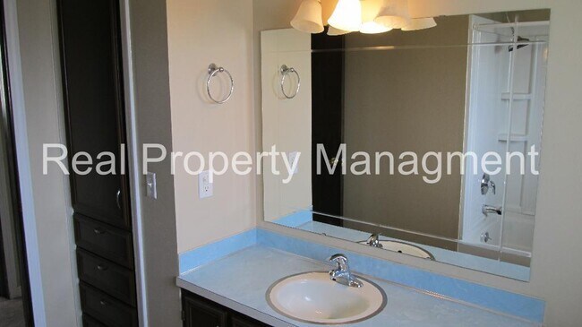 Foto del edificio - This 5 Bed, 2 Bathroom House is available ...