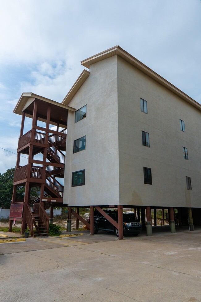 Building Photo - Walk to the beach from this recently renov...