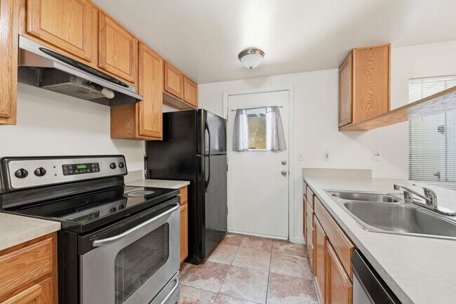 Foto del edificio - Spacious 2BD/1.5BA Fremont Townhouse | In-Unit W/D | Community Pool & Hot Tub | Carport Parking