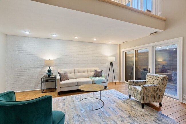 Building Photo - 434 W Briar Pl