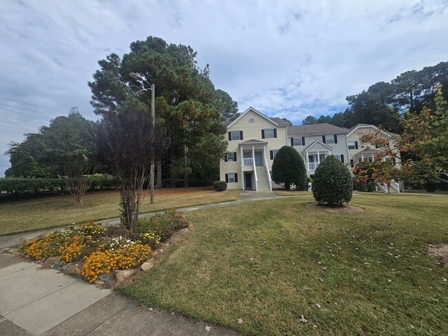 Building Photo - Convenient 2BR/2.5BA Condo in Chapel Hill