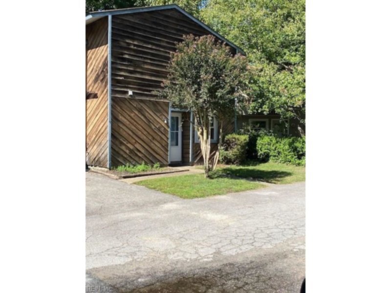 Primary Photo - 8 Lydney Cir