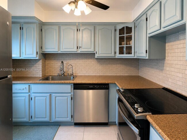Building Photo - 220 Kings Point Dr