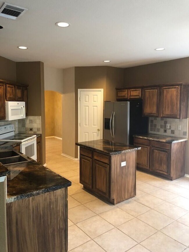 Building Photo - Beautiful home in gated community