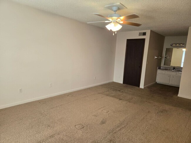 Building Photo - 1 Bedroom, 1.5 Bath Townhouse