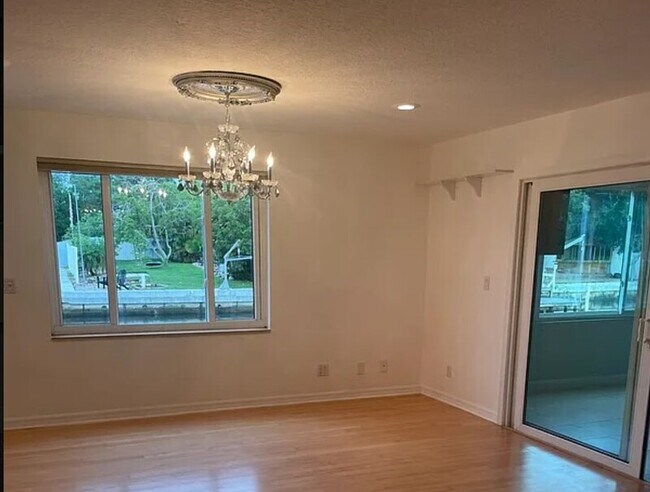 Foto del edificio - 8771 Bay Pointe Dr