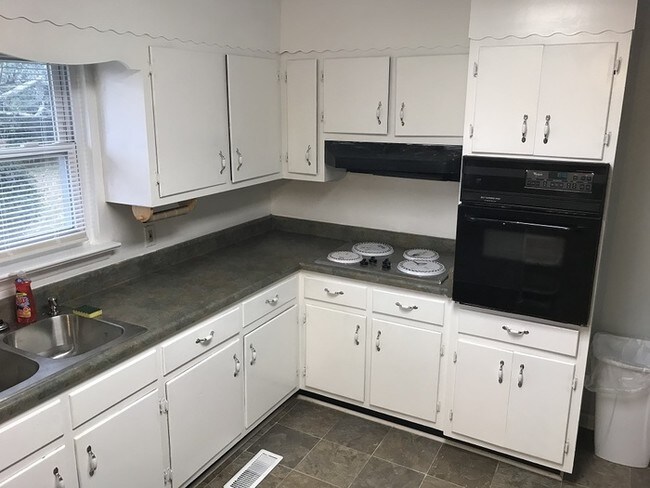 Building Photo - 3 bed/2 bath home