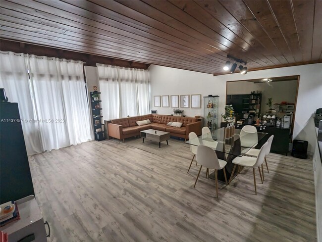 Foto del edificio - 11203 NW 15th St