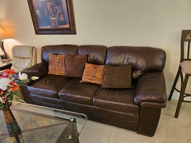 Foto del edificio - 7320 Lake Cir Dr