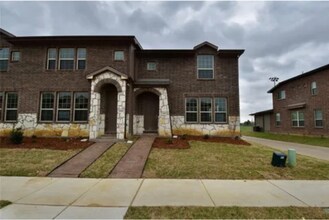 Building Photo - 3401 Solana Cir