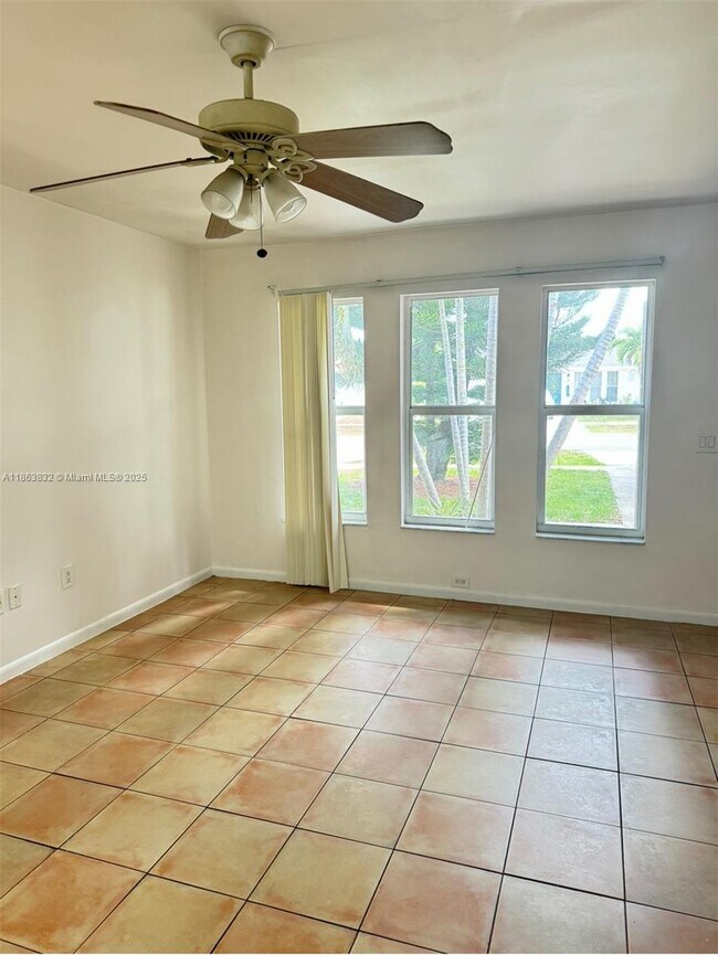 Foto del edificio - 1327 Riverside Cir