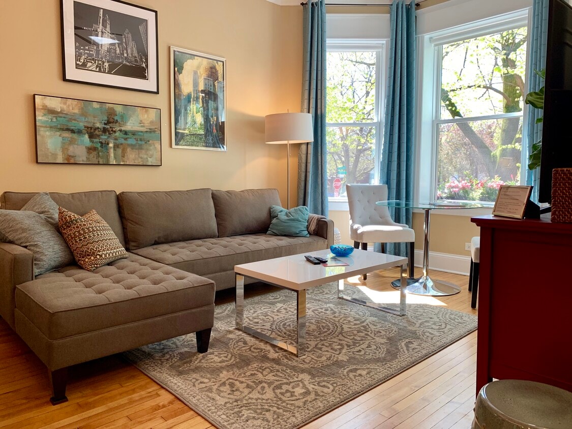 Sunny Living Room with Bay Window - 1506 W Polk St