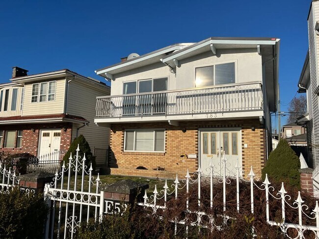 Photo du bâtiment - 783 E 52nd Ave