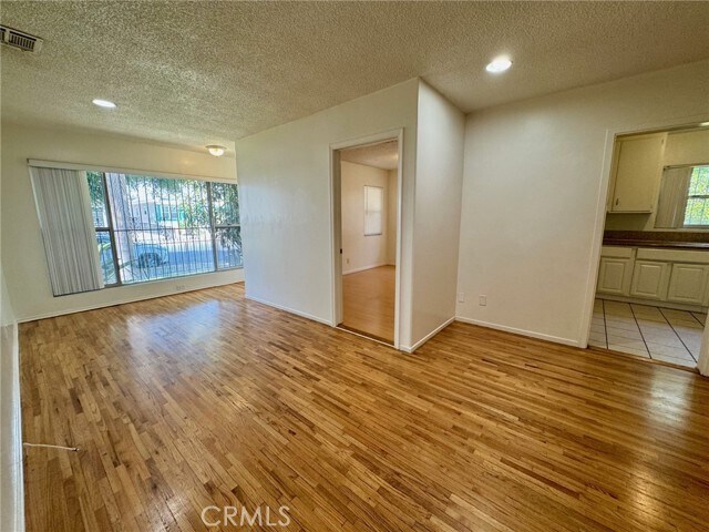 Foto del edificio - 1372 W 36th St