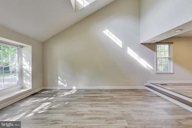 Foto del edificio - 12004 Montrose Village Terrace