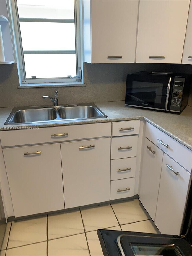 Foto del edificio - 5873 SW 3rd St