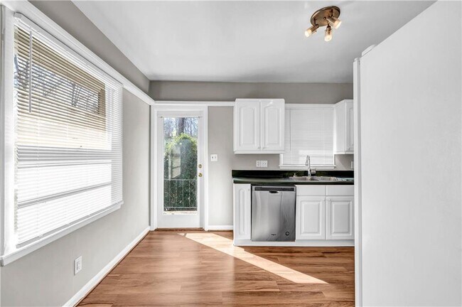 Foto del edificio - 1870 Windemere Dr NE