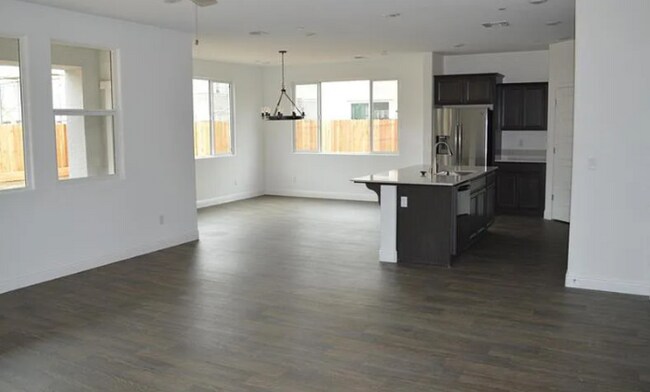 Foto del edificio - 2382 Explorador Dr