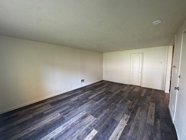 Building Photo - Luradel Duplex